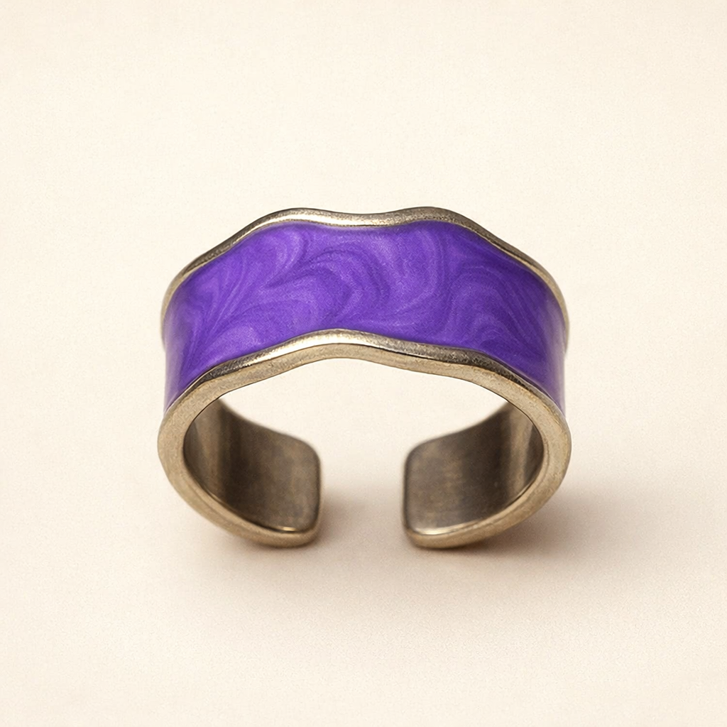 Elegant silver ring with wavy details