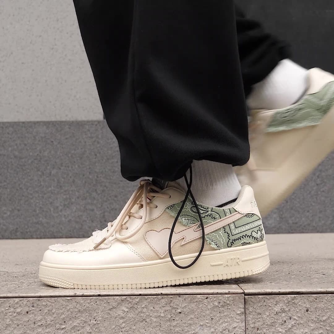 Women's sneakers with paisley print panel and heart detail - Lía
