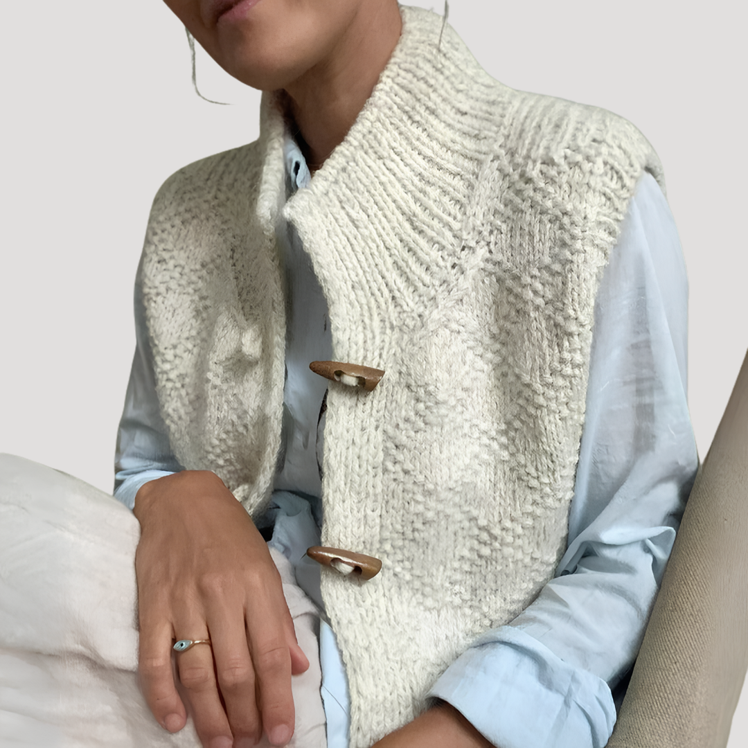 Women’s Sleeveless Buttoned Cardigan