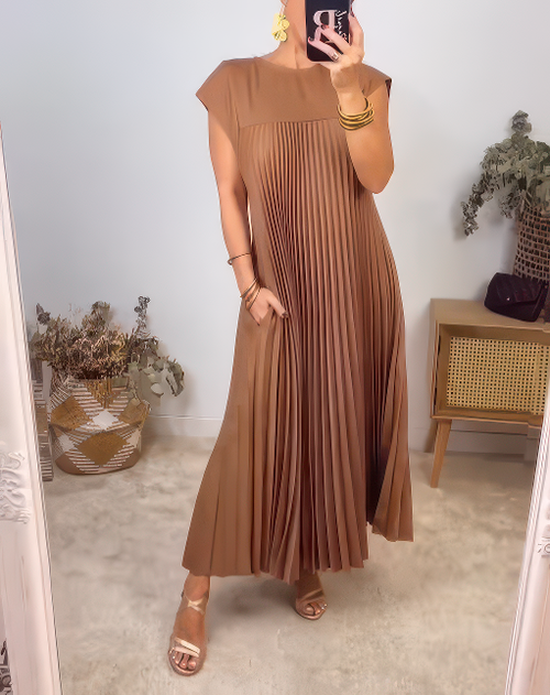 Joëlle Timeless and comfortable dress