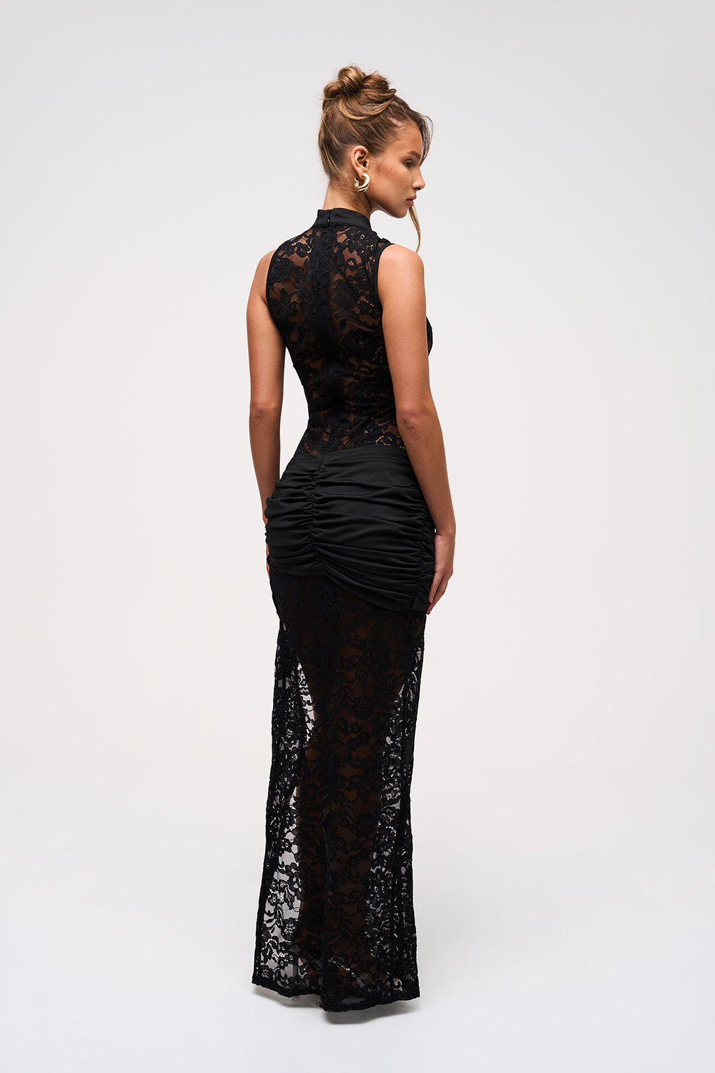 Sleeveless Lace Dress – Timeless Elegance with Stretch Lace Fabric