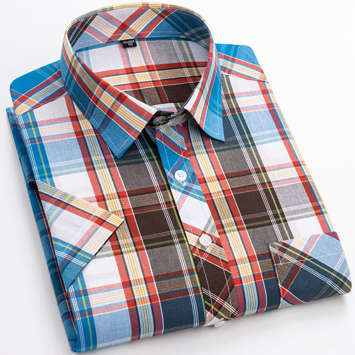 Men's Short Sleeve Shirt with Plaid Pattern and Button Closure