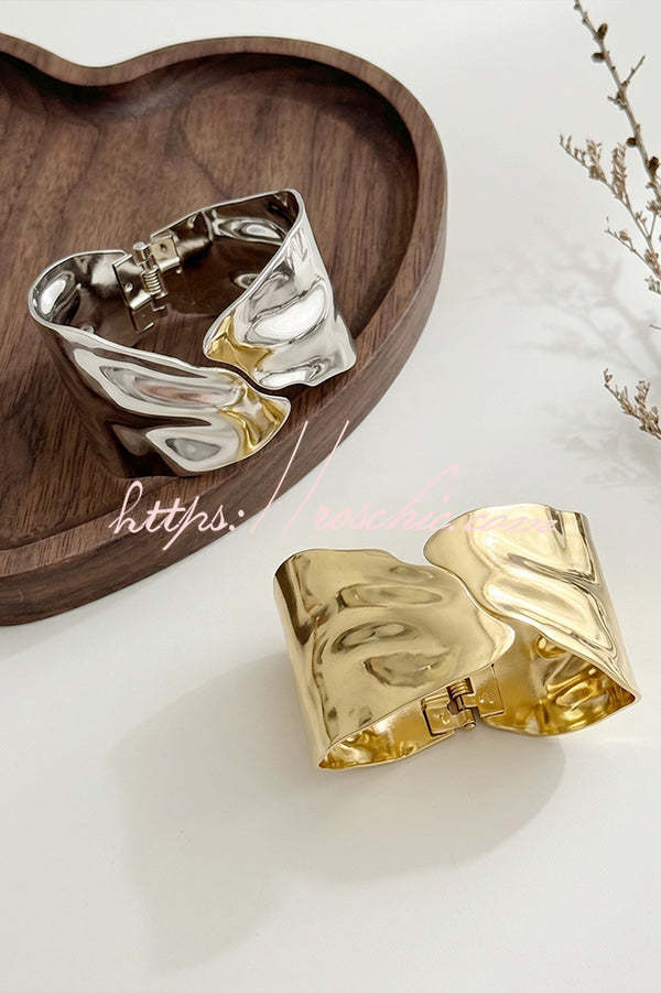 A Stylish and Distinctive Open-style Bracelet Featuring An Irregular, Crisscross Design.