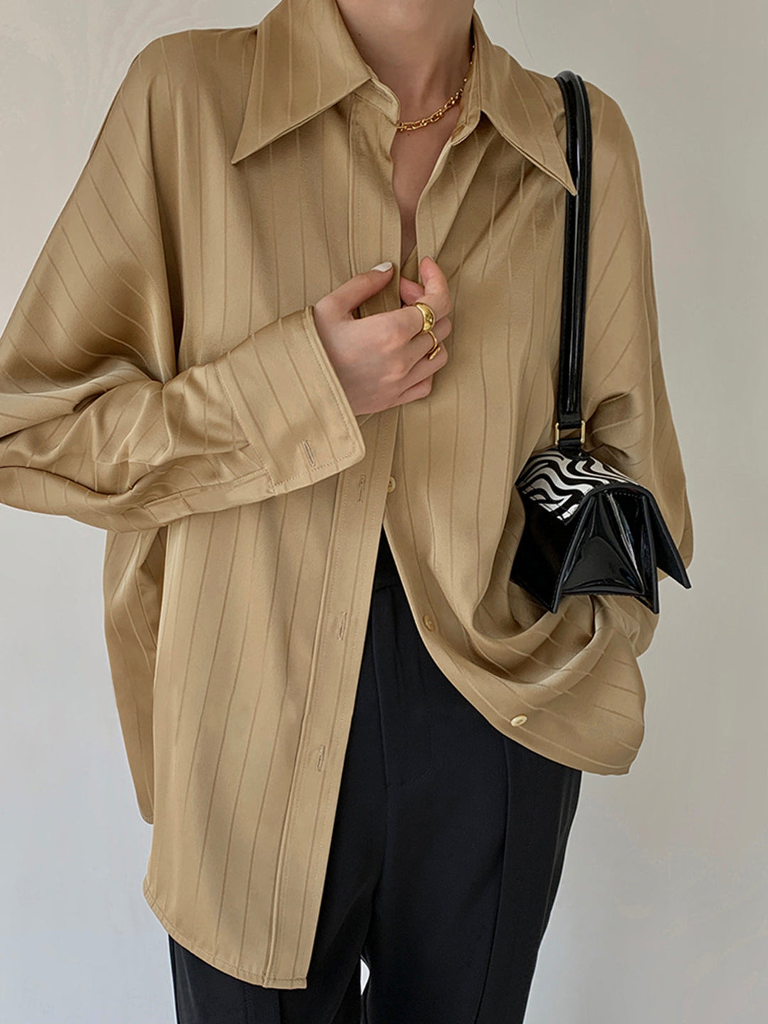 Clara - Oversized shirt with high collar and buttons