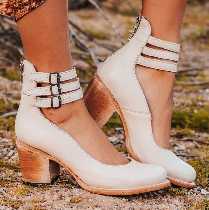 COMFORTABLE AND ELEGANT ANKLE BOOTS