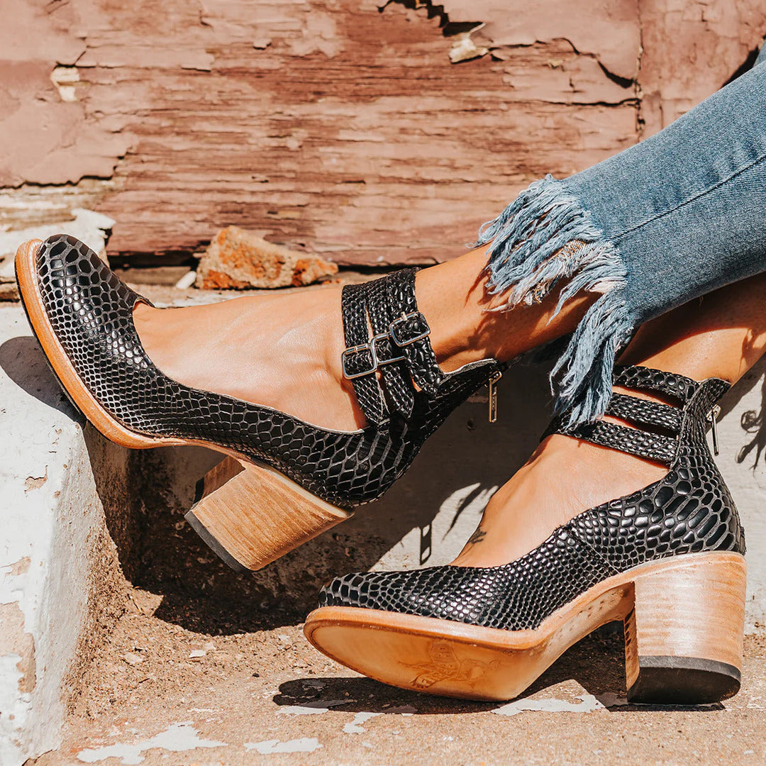 COMFORTABLE AND ELEGANT ANKLE BOOTS