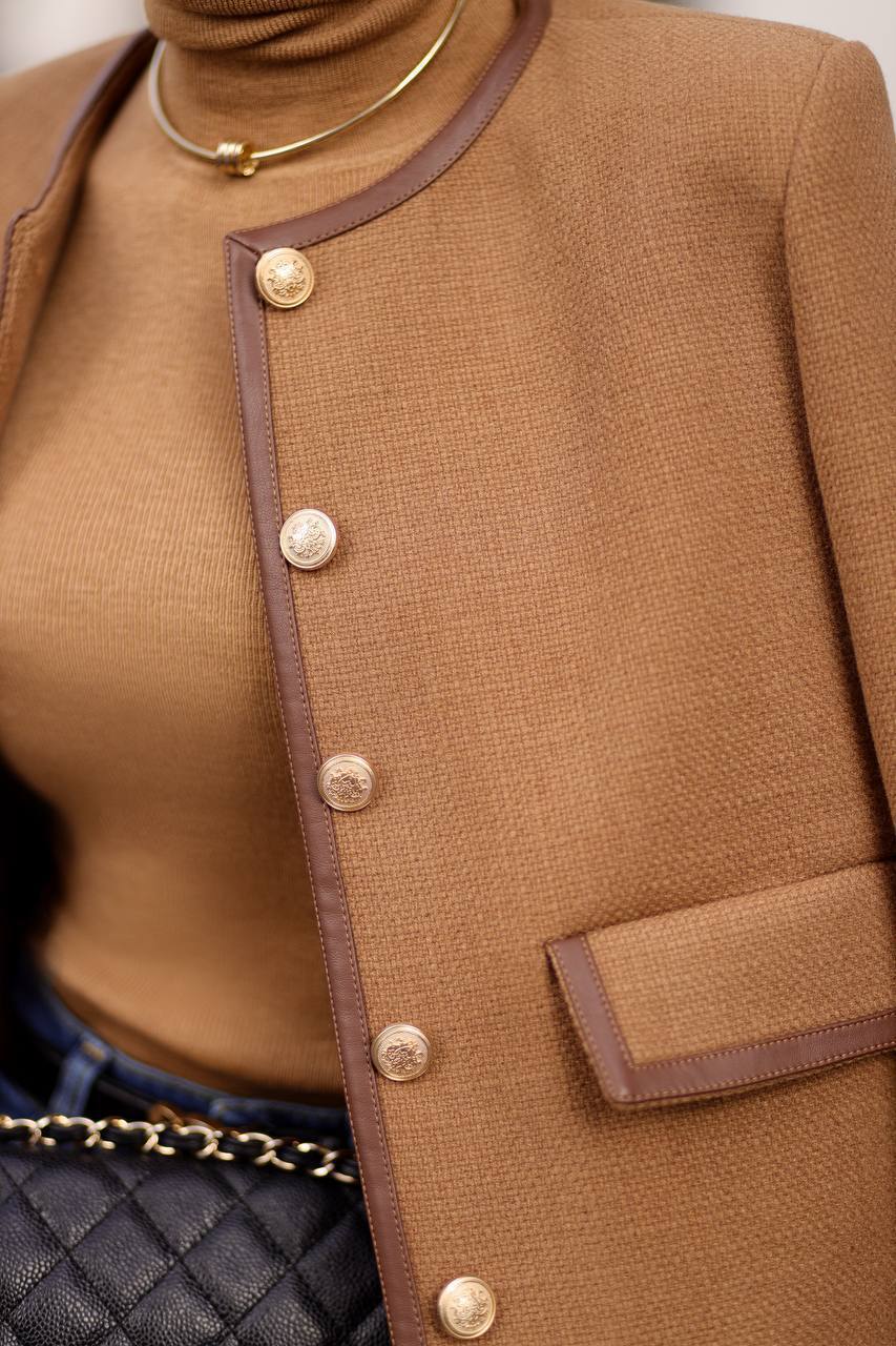 Elegant Short Jacket for Women with Buttons and Round Neck - Liane