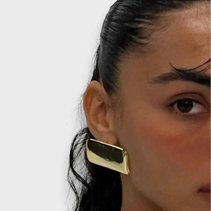Jona – Geometric Earrings with Impactful Style
