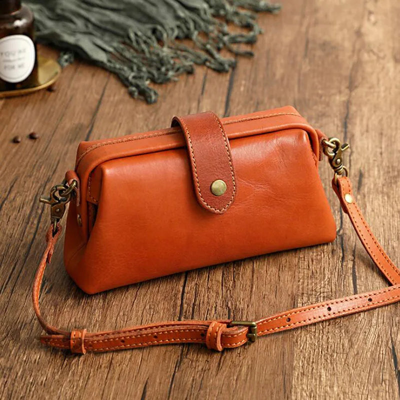 Edis | Classic Retro Shoulder Bag in Compact Format