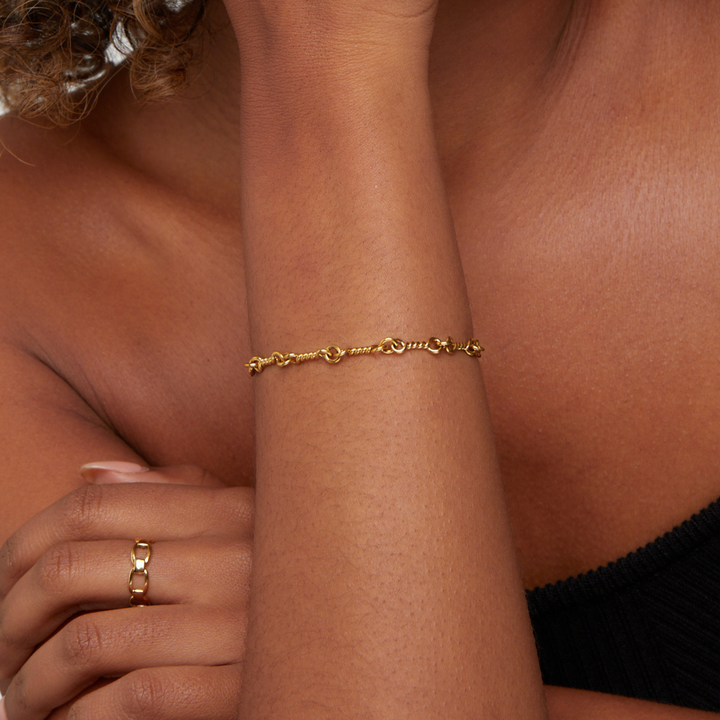 Figaro Gold Knot Chain Bracelet