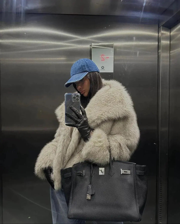 Véronique - Chic Short Fur Coat