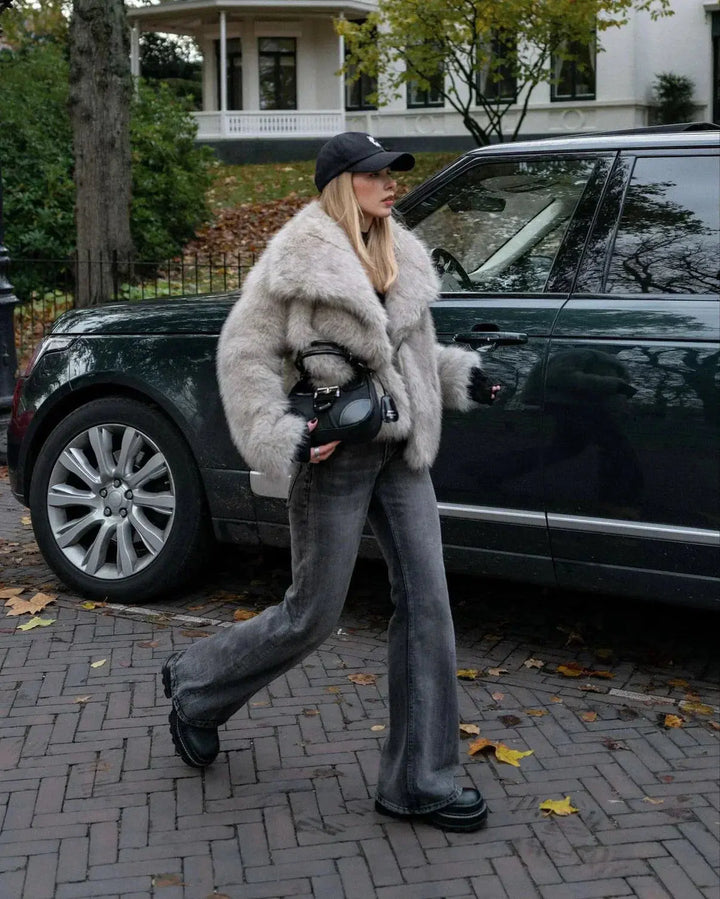 Véronique - Chic Short Fur Coat