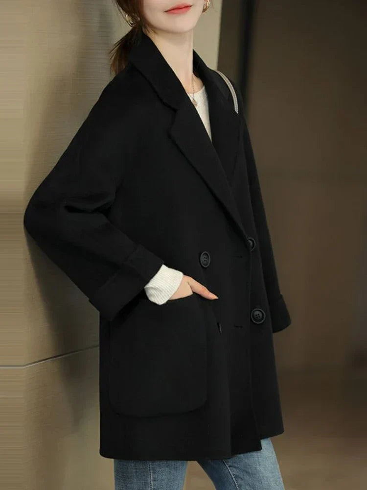 Double-Breasted Warm Autumn Coat with Notched Collar and Oversized Pockets