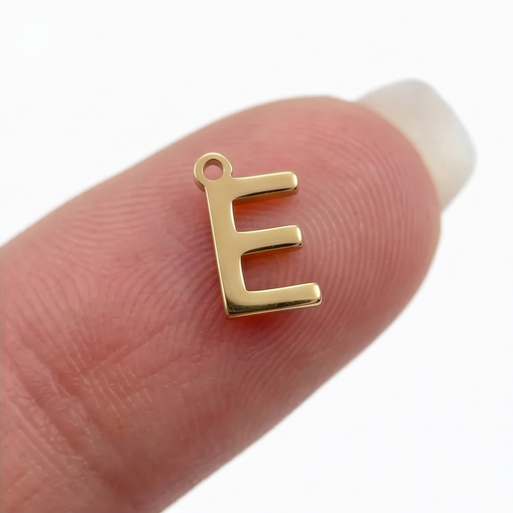 Auriela Personalized side initial necklace - Elena Harper