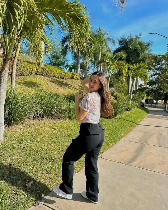 FlexiCargos | Figure-Hugging Cargo Pants for Curvy Silhouettes