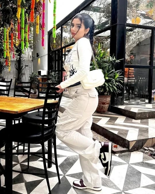 FlexiCargos | Figure-Hugging Cargo Pants for Curvy Silhouettes