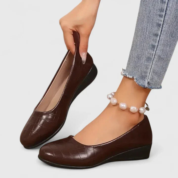 CARLY – ELEGANT EVERYDAY FLATS