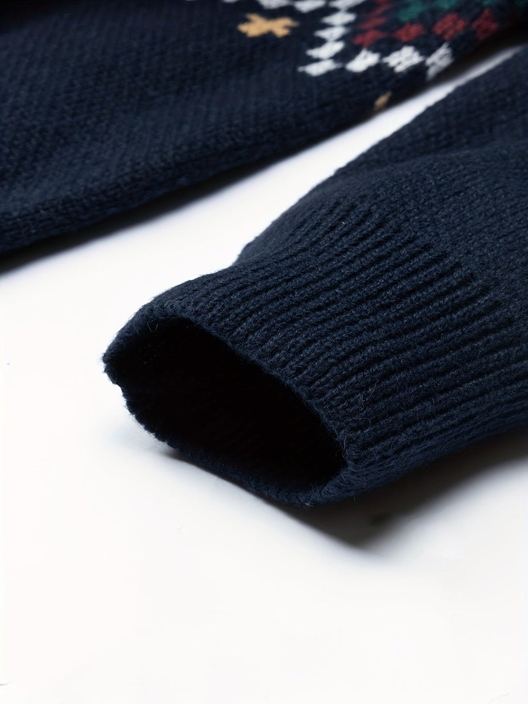 Men's round neck knit sweater with printed pattern