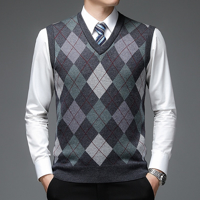 Men's Sleeveless V-Neck Knit Sweater with Diamonds