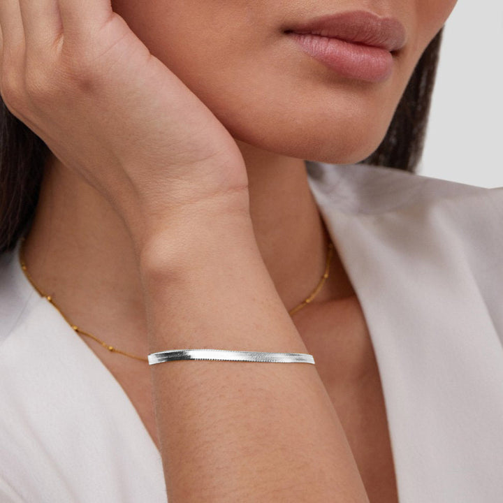 Elegant silver bracelet with snake motif